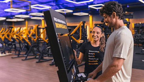 Pessoas no totem da smart fit