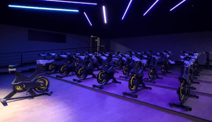 Sala de ciclismo indoor com bikes estacionárias na Smart Fit