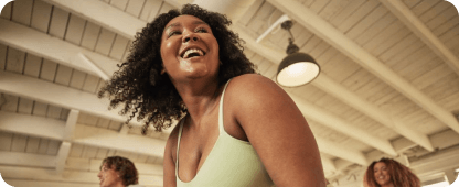 Mulher sorrindo durante uma atividade na academia