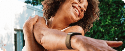 Mulher alongando o braço ao ar livre