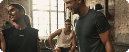 Pessoas conversando após o treino na academia