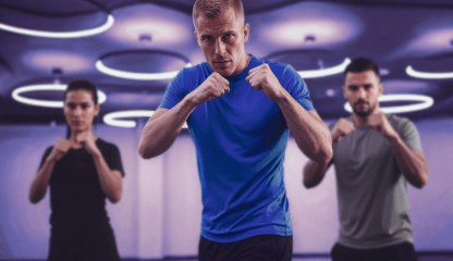 Alunos em aula de Body Combat na Smart Fit