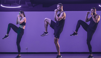 Pessoa praticando Body Combat na Smart Fit