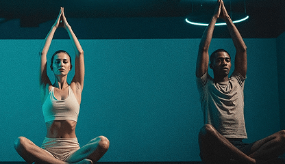 Alunos sentados em pose de alongamento na Smart Fit