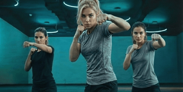 Aluno levantando halter na aula de Smart Strong da Smart Fit