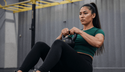 Aluna em exercício de solo na aula de treinamento funcional