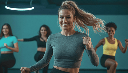 Aluna sorrindo em aula de Zumba na Smart Fit
