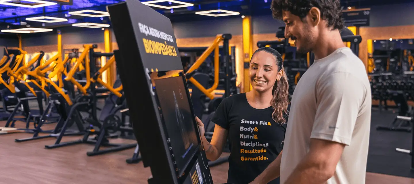 Pessoas no totem em uma Smart Fit