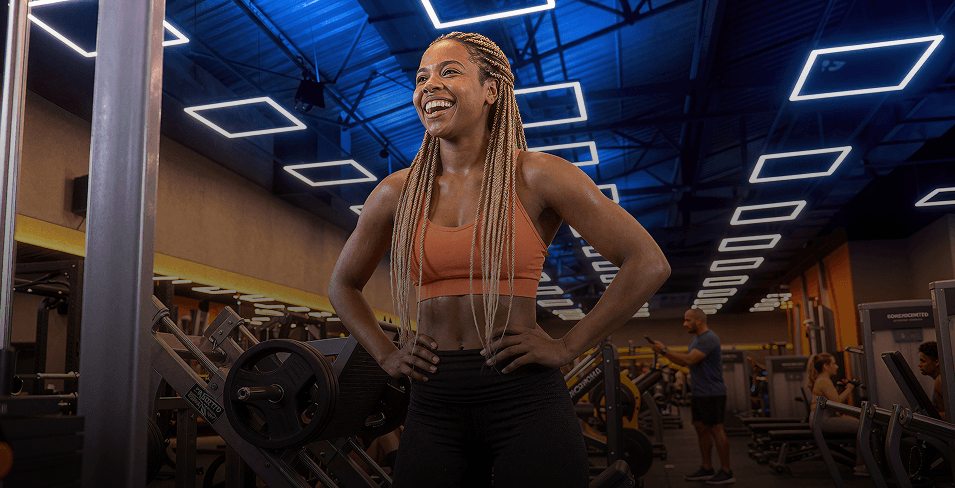 Mulher sorrindo em uma Smart Fit