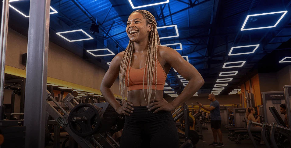 Mulher sorrindo em uma Smart Fit