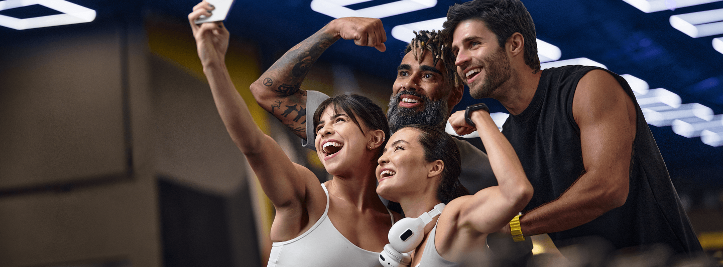 Pessoas tirando uma selfie na Smart Fit