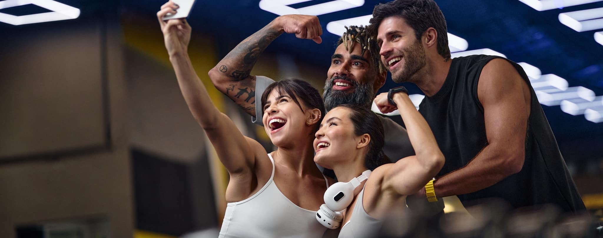 Pessoas treinando e sorrindo juntas em uma unidade Smart Fit