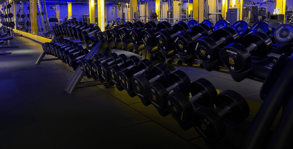 Area de Peso livre de uma academia Smart Fit