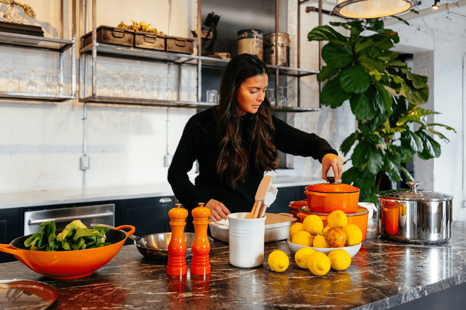 Mulher preparando alimentos saudáveis na cozinha