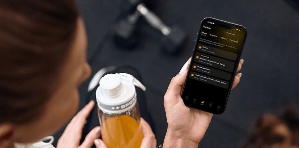 Mulher utilizando um smartphone