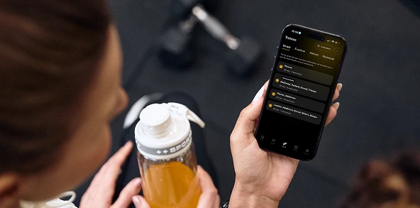 Mulher utilizando um smartphone
