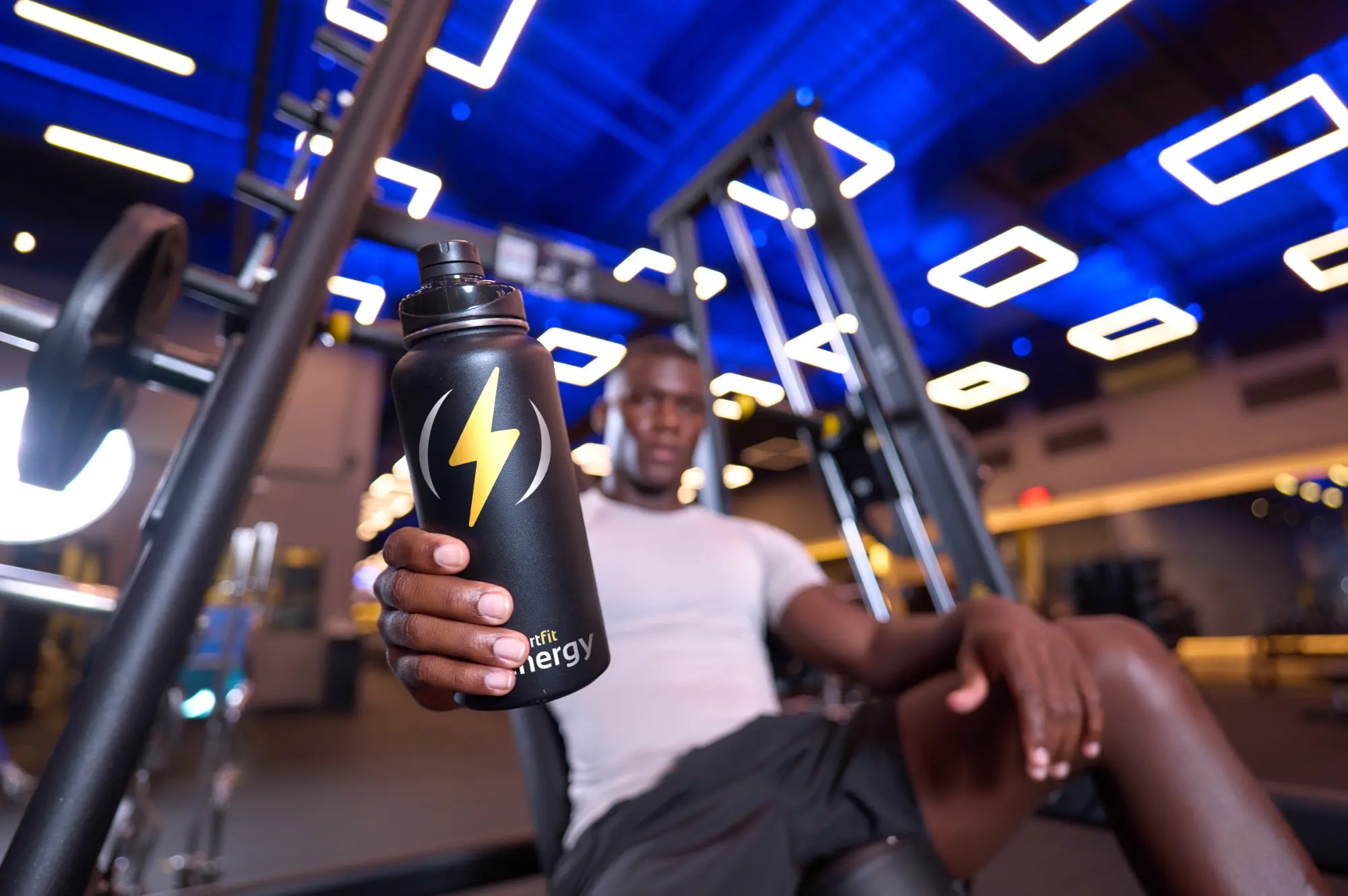 Isotônico, energético ou água para treino: qual escolher?