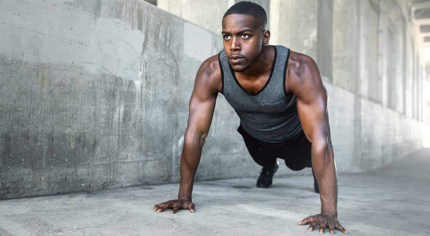 Flexão de braço: como fazer? Quais os benefícios? - Fitness - Smart Fit News Flexão de braço: como fazer? Quais os benefícios? - Fitness - Smart Fit News