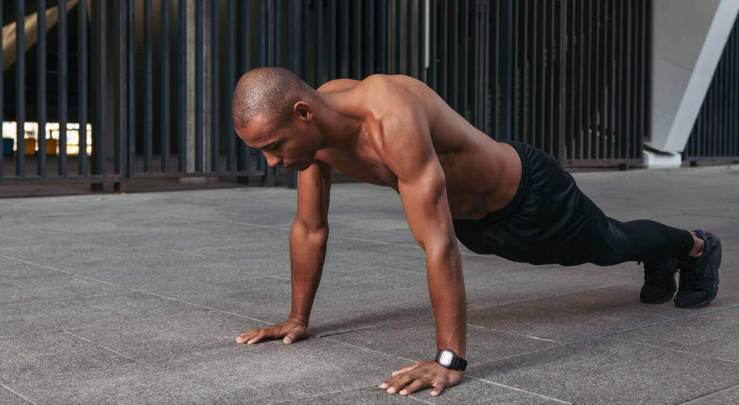 Flexão de braço: como fazer? Quais os benefícios? - Fitness - Smart Fit News Flexão de braço: como fazer? Quais os benefícios? - Fitness - Smart Fit News