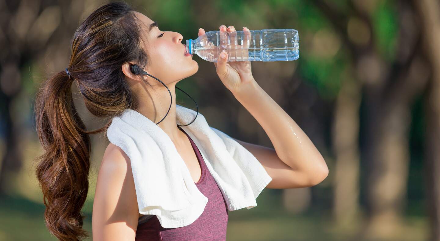 como beber mais água. garota bebe água de uma garrafinha pet depois de praticar atividade física