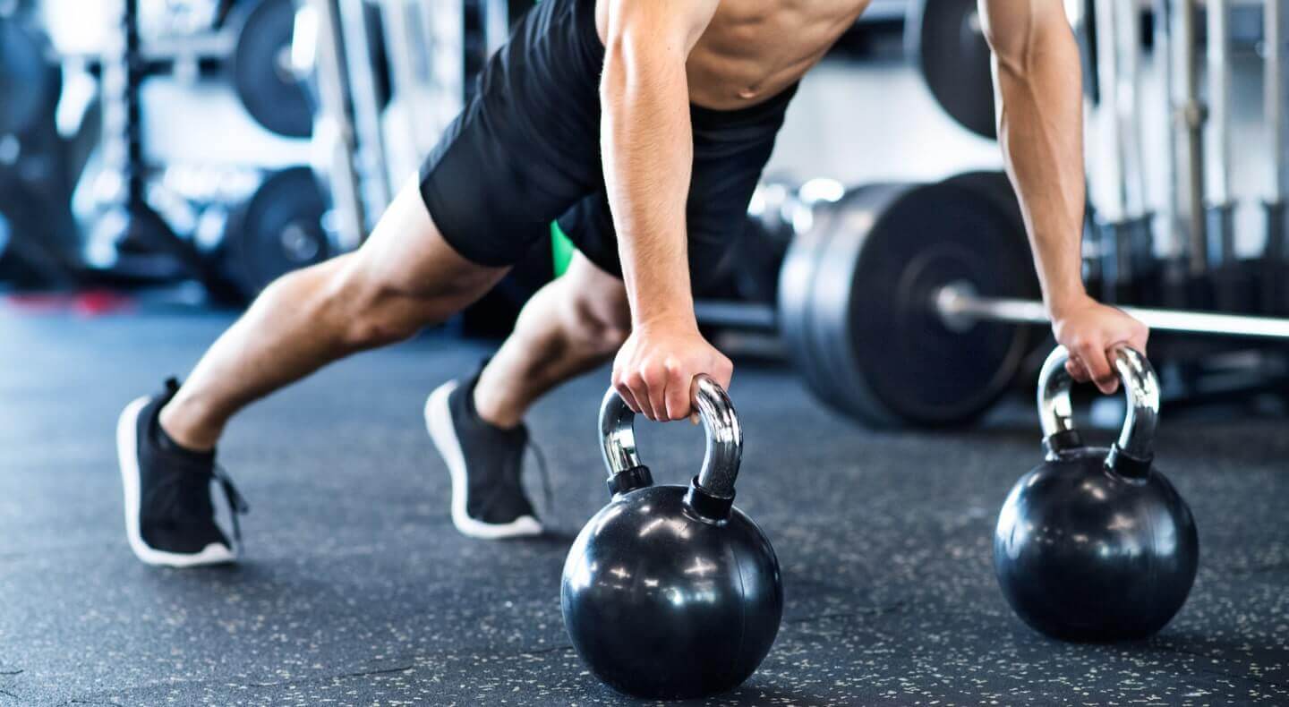 2 exercícios que todo atleta iniciante deve fazer com kettlebells