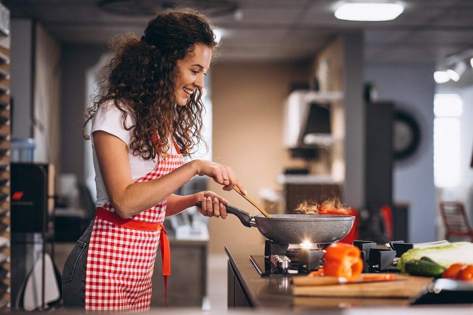 Por que deixar de comer não emagrece?