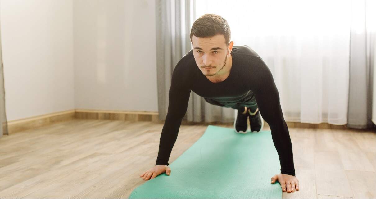 5 Tipos de flexão de braço para variar o treino - Fitness - Smart Fit News 5 Tipos de flexão de braço para variar o treino - Fitness - Smart Fit News