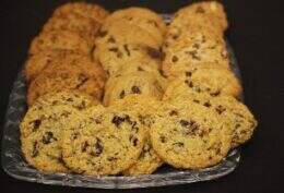 Bandeja de cookies de aveia com uva passa