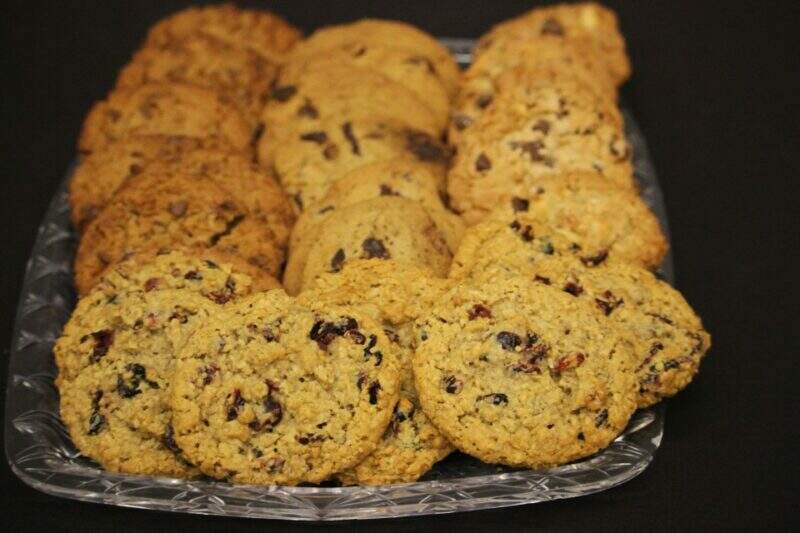 Bandeja de cookies de aveia com uva passa