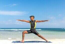 Imagem mostra homem praticando yoga ao ar livre