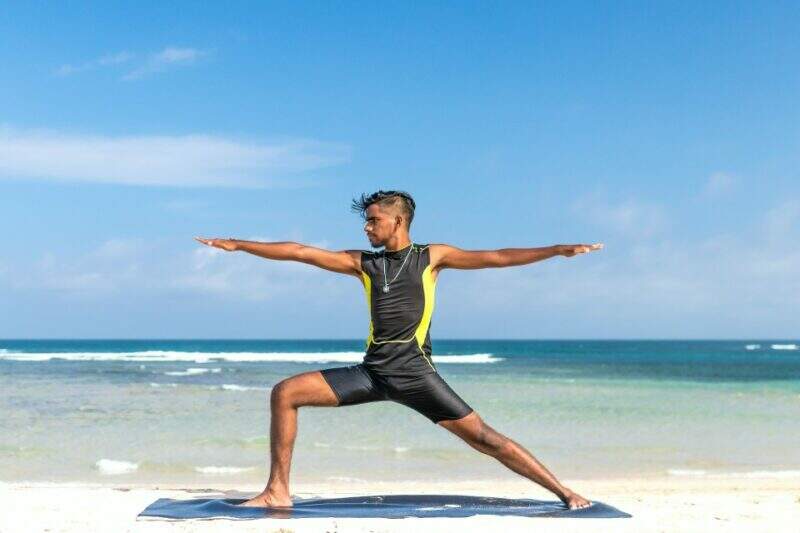 Imagem mostra homem praticando yoga ao ar livre