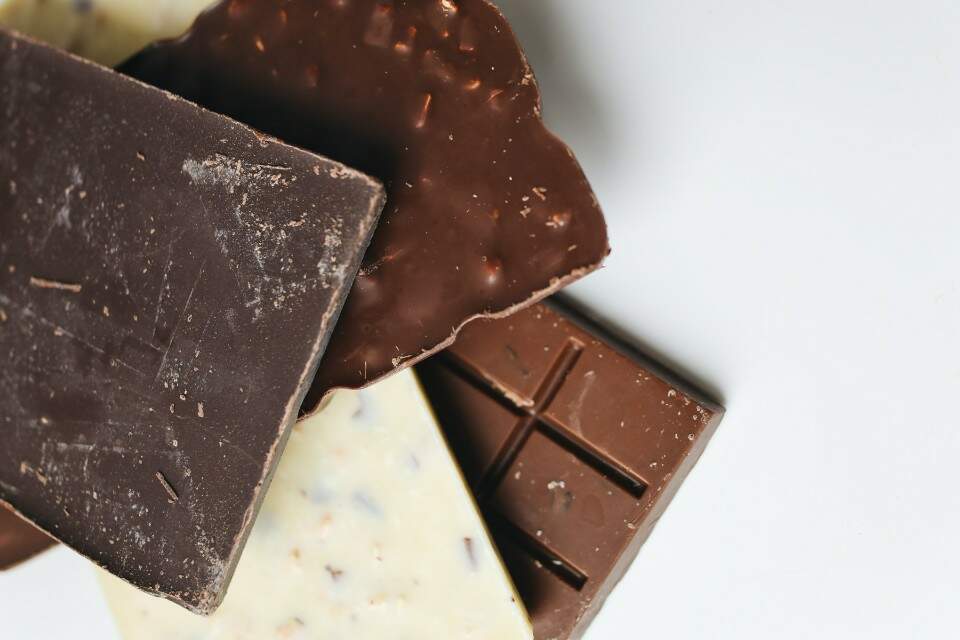 Imagem mostra diversos tipos de barras de chocolate