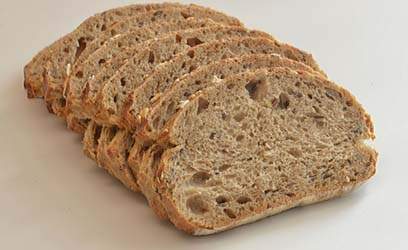 Imagem mostra pão integral fatiado