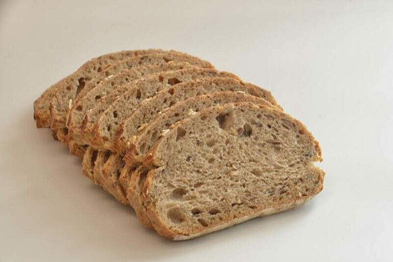 Imagem mostra pão integral fatiado