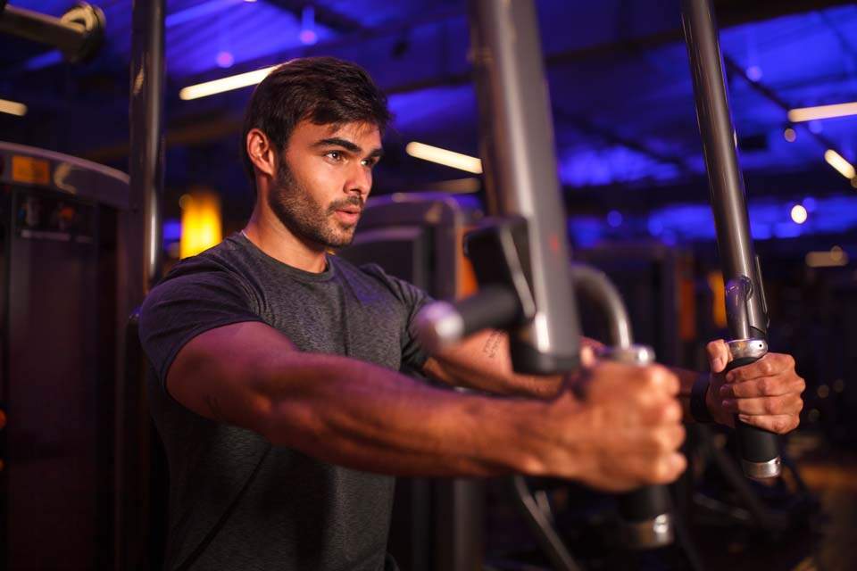 Imagem mostra homem treinando em ambiente de academia