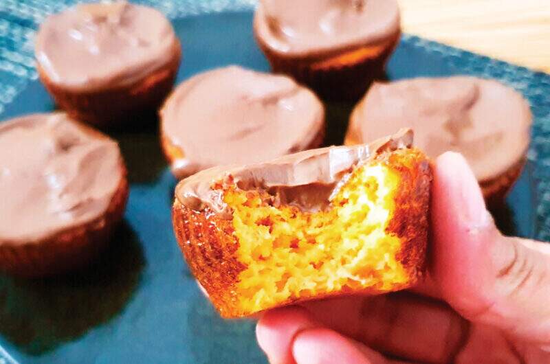 Muffin saudável de cenoura com chocolate