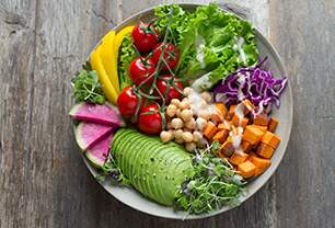 Imagem mostra prato com diversos alimentos próprios para dieta cetogênica