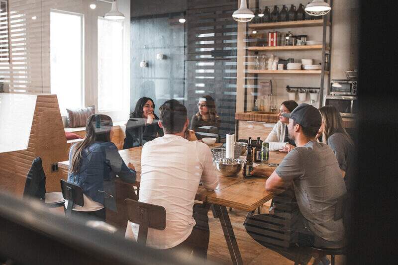 Imagem mostra grupo reunido em um longe de escritório