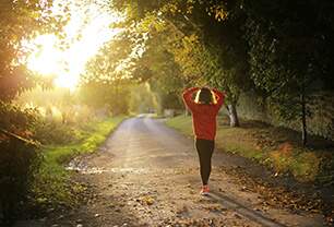 Imagem mostra mulher caminhando ao ar livre