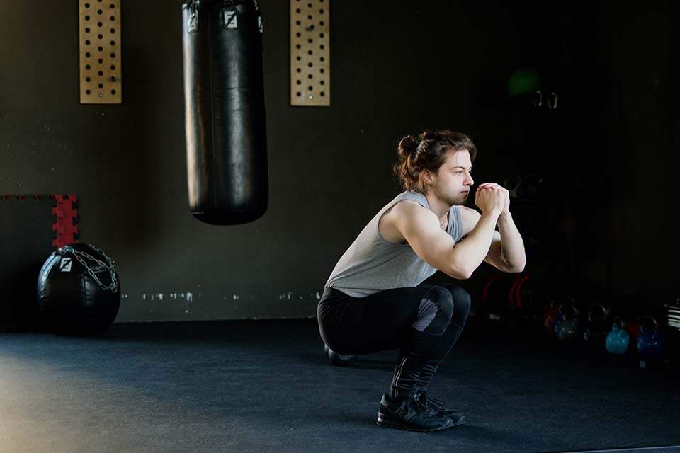 Foto mostra homem praticando treino funcional