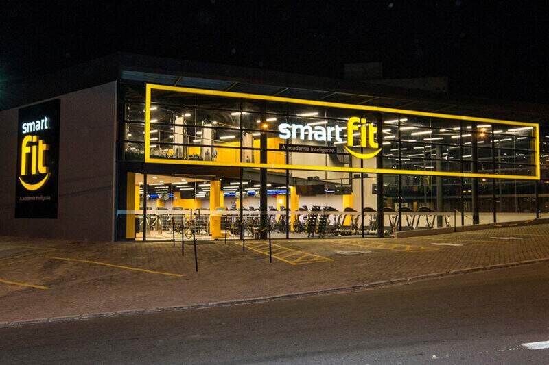 Fachada iluminada de uma franquia Smart Fit