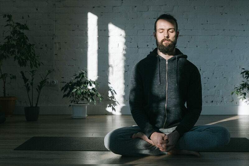 Imagem mostra homem meditando