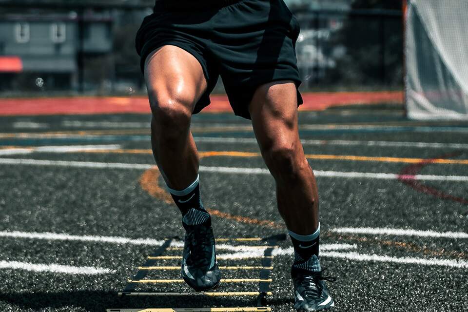 Imagem mostra coxas de atleta enquanto corre, em áreas exercitadas quando usamos aparelho abdutor e adutor