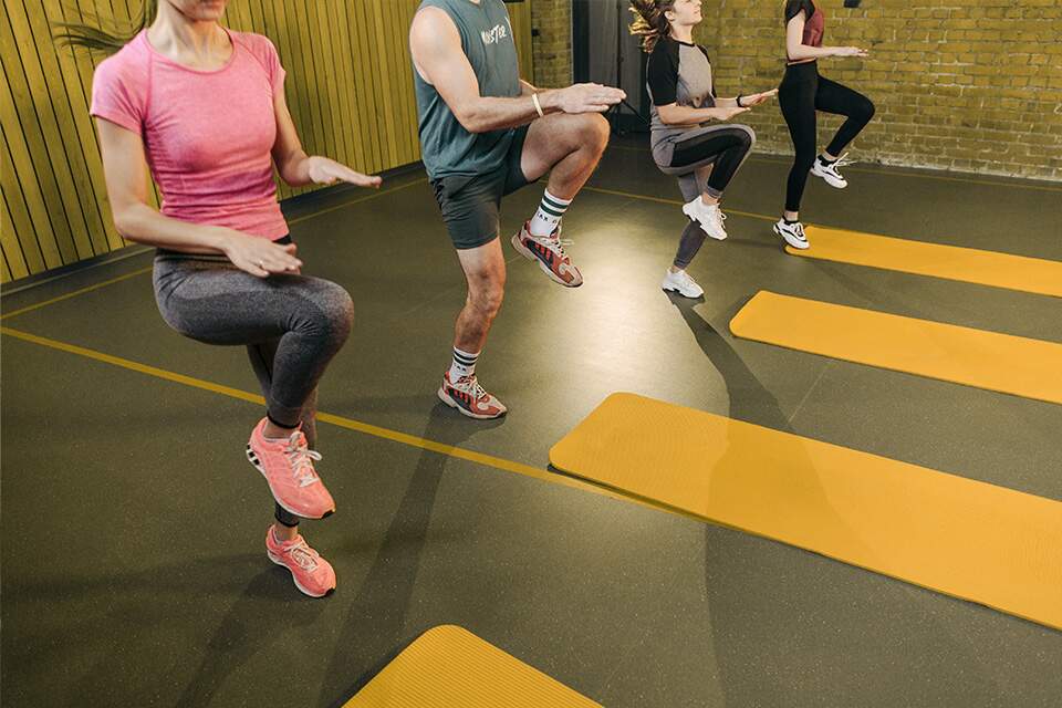 Imagem mostra várias pessoas treinando em ambiente de academia