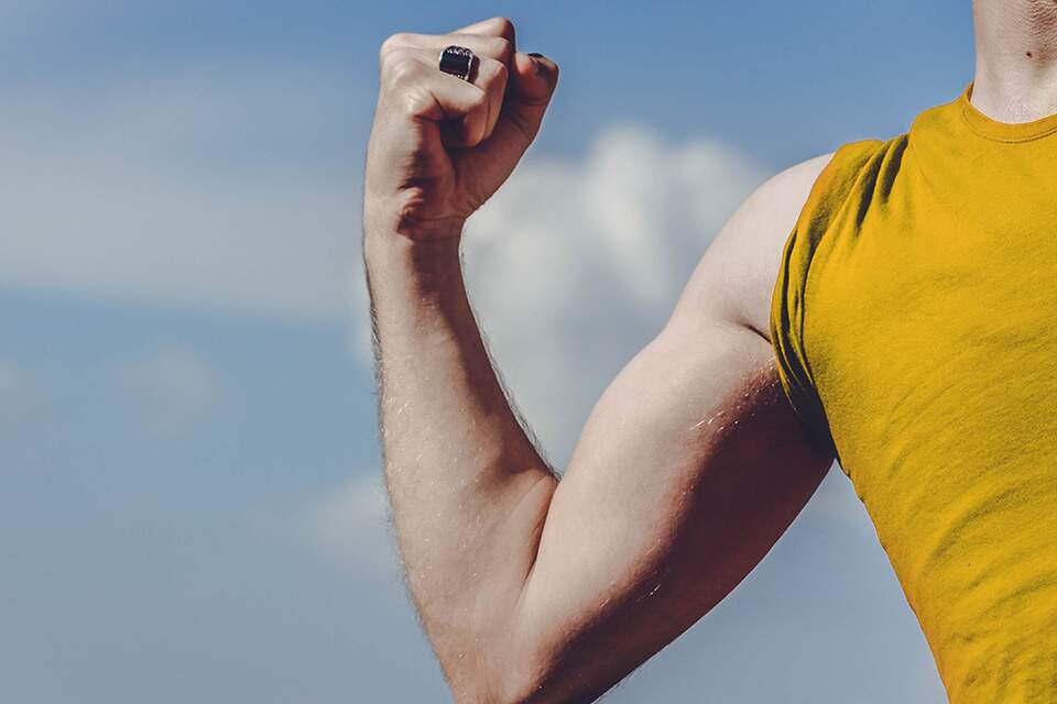Em close, imagem mostra homem exibindo os músculos do braço