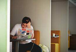 Imagem mostra home estressado diante do computador