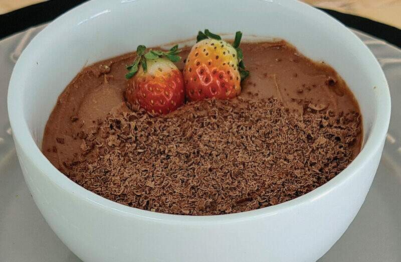 Verrine de brigadeiro de biomassa com morango