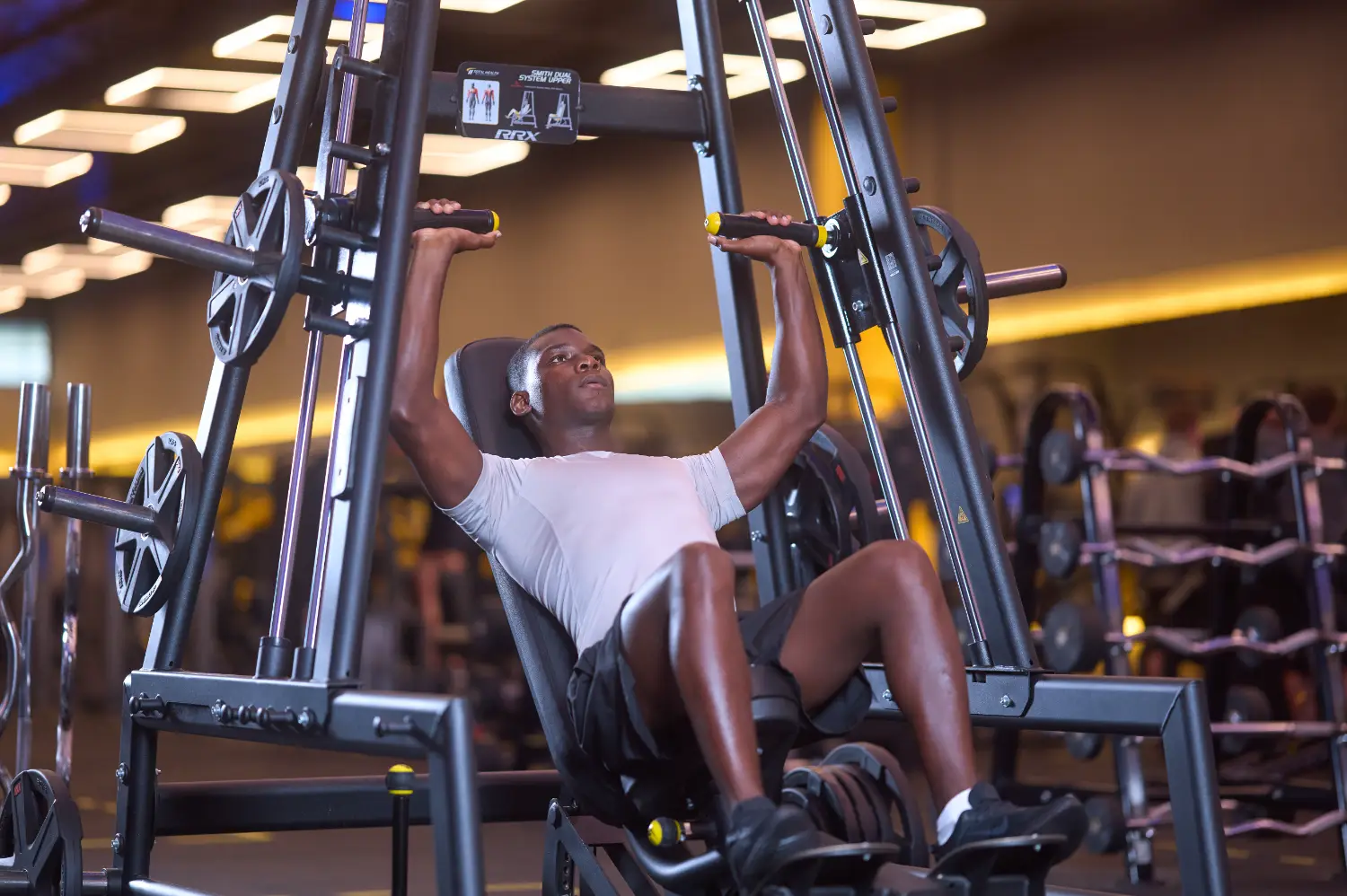 Peso livre ou máquina: qual é o melhor para os seus objetivos?