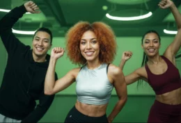 Grupo sorridente praticando exercícios em academia