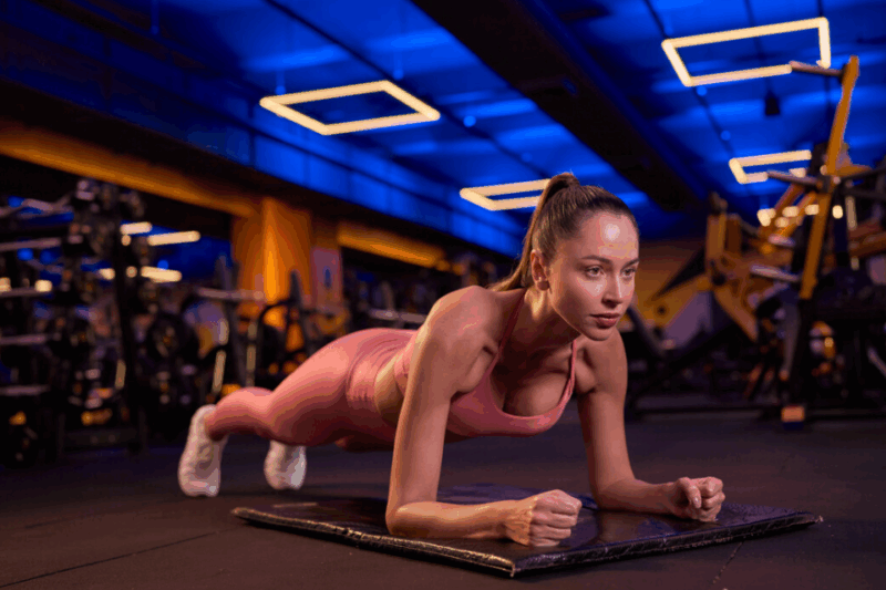 Mulher fazendo exercício de prancha na academia